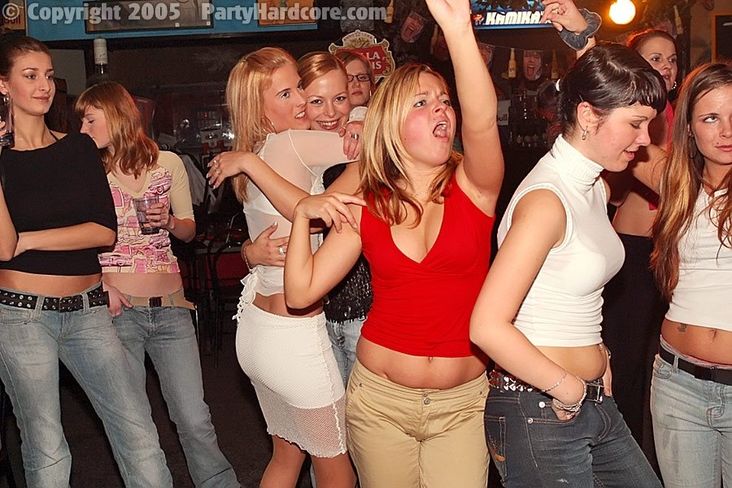 Молодежная секс вечеринка с участием голых девушек