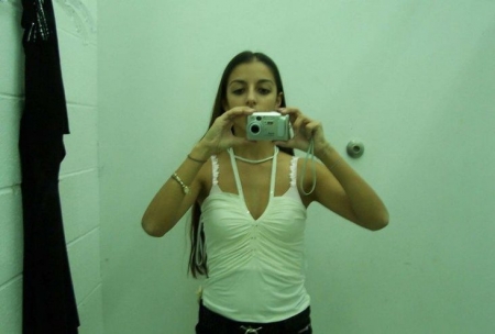 Молоденькая арабка снимает фото на мобильный и обнажает сиськи и пизду