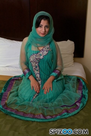 Молодая арабка снимает хиджаб и трусики и начинает мастурбировать пизду пальцами