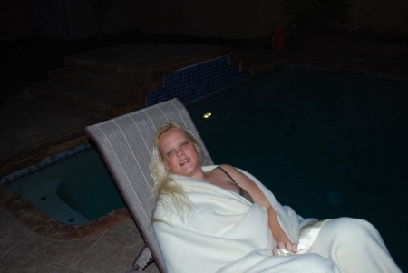 Зрелая блондинка в бикини возле бассейна показывает пизду и голые сиськи