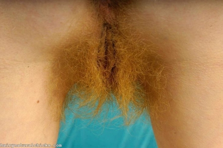 Рыжая кудрявая девушка с сильно заросшей волосатой пиздой долбится в вагину в разных позах
