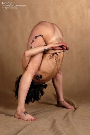 Гимнастка позирует голой, девушка очень эластична и растянута и показывает пизду в разных ракурсах