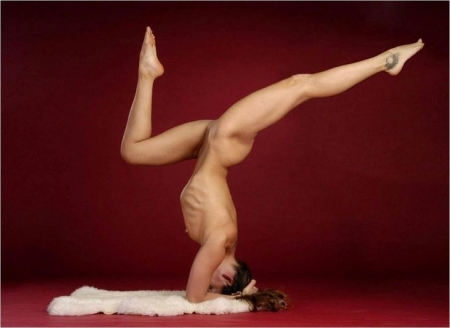 Красивая гимнастка без трусиков демонстрирует пизду в различных положения