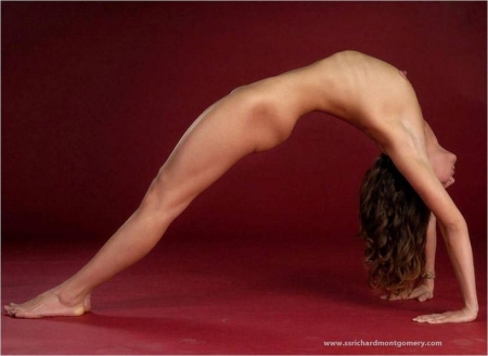 Красивая гимнастка без трусиков демонстрирует пизду в различных положения