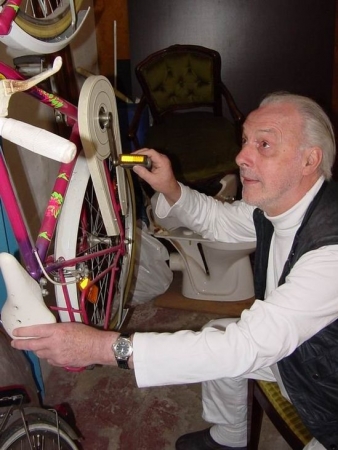 Дедушка починил молодой шатенке велосипед и возбужденно трахает телочку раком
