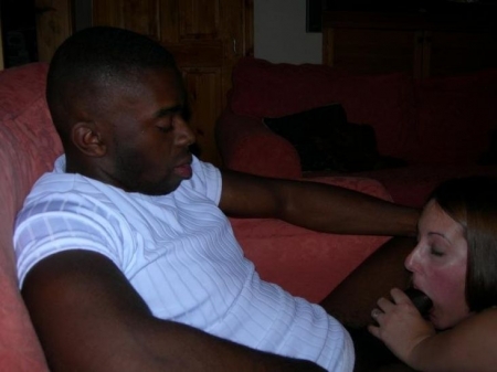 Телочка с толстыми ляжками сосет хуй у чернокожего парня на домашнем фото