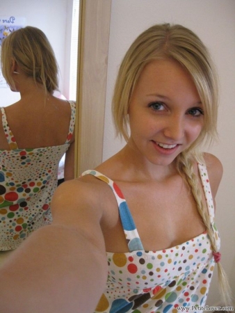 Молодая блонда с косичками позирует на камеру мобильного и показывает пизду домашнее фото