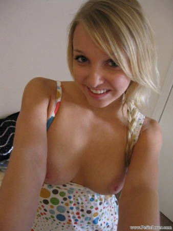 Молодая блонда с косичками позирует на камеру мобильного и показывает пизду домашнее фото