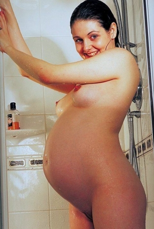 Беременная брюнетка любит брать в ванну свою игрушку