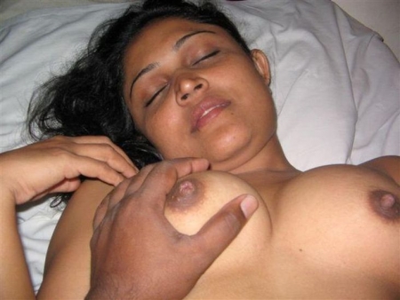 Индийская девушка разделась и показывает волосатую вагину и трет соски больших грудей вибратором
