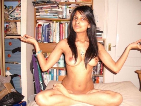 Худая голая индийская девушка бесплатно показывает пизду и сиськи