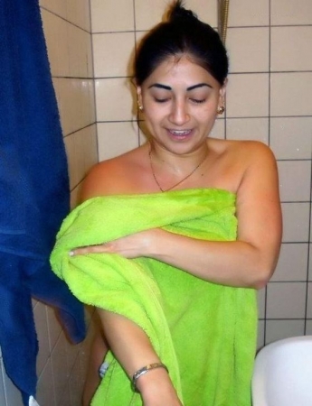Голая индийская девушка моется в душе