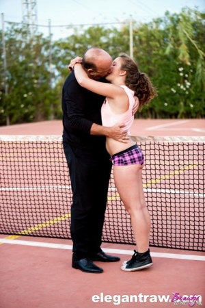 После игры в тенис дедушка трахает внучку на корте и она делает минет инцест