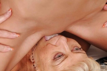 Старая бабка обучает внучку премудростям секса и лижет пизду молодухе инцест
