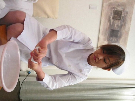 Мужик трахает азиатскую медсестру в узкую пизденку