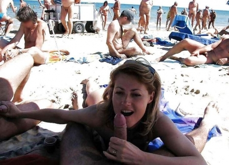 Молоденькие сучки на пляже занимаются сексом