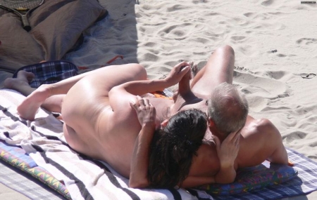 На диком пляже компания устроила весёлый групповой секс
