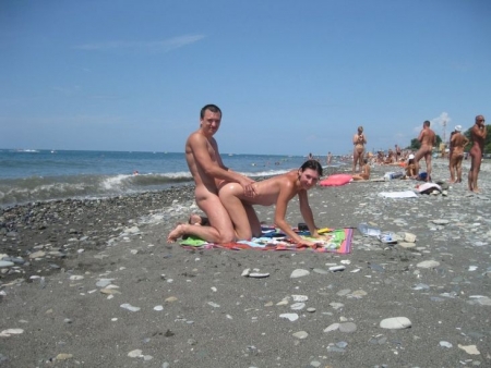 На диком пляже компания устроила весёлый групповой секс