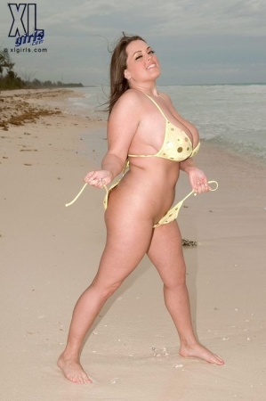 Пышная дама с сиськами 5-го размера оголяет свои сокровища на пляже