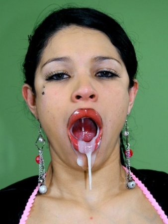 Грудастая самка высосала всю сперму в рот после того как мужик кончил
