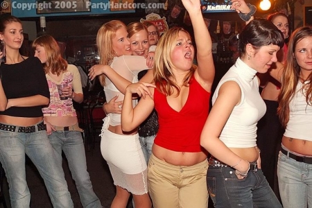 Голые девушки на порно вечеринке танцуют на столах и отдаются в вагину