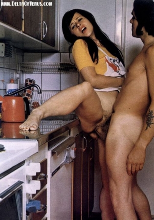 Женщины раздвигают ноги и занимаются сексом тянут в рот толстые хуи ретро фото 80-90-х годов