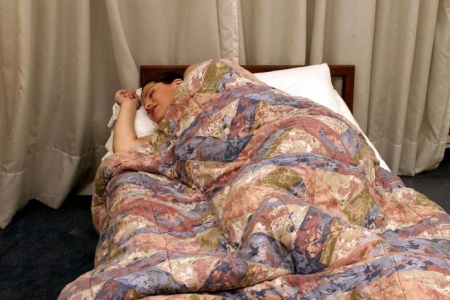 Пышная беременная женщина с голыми сиськами на кровати сует руку в трусы и дрочит киску